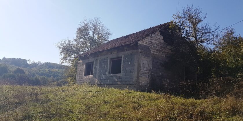 Prodaje se ruševna kuća sa velikim placem – Šargovac